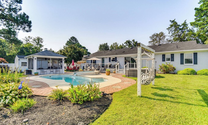 Portsmouth Casa | Luxe Lakefront Portsmouth Home: Fish, Swim & Play!