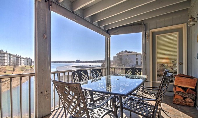 Village of Four Seasons Apartamento | Luxe Lakeside Regatta Bay Getaway with Pool Access!