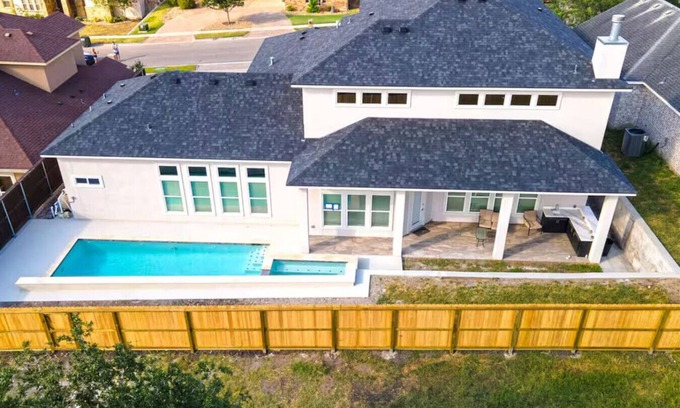 Calallen Casa | Luxe Mansion w Yard, BBQ, Pool Table!