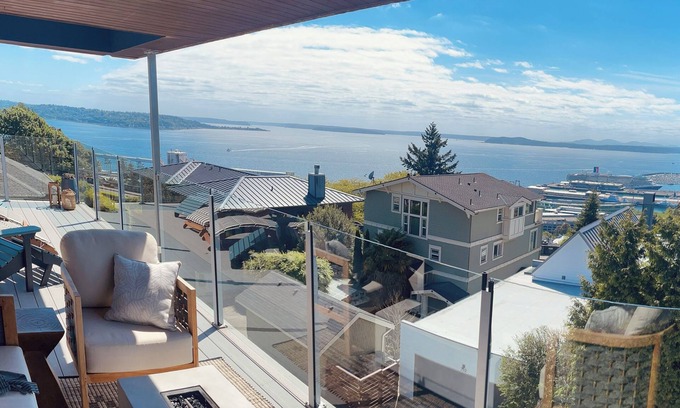 West Queen Anne Casa | Luxe Mod City Home +VIEWS!+Hot Tub+Parking+AC+Parking