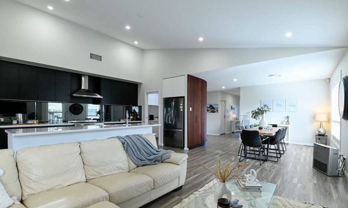 Dubbo Casa | Luxe on Lincoln - Close to Zoo, Rejuvenating Pool