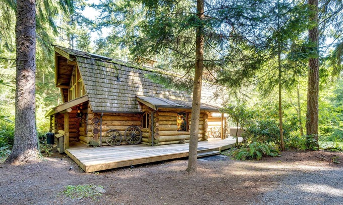 Greenbank Cabina | Luxe PNW Log Cabin w/ Fireplace & Waterfront Deck