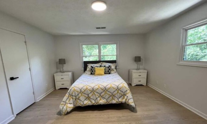 Lilburn Casa | Luxe relaxing 2 bedroom townhouse with parking