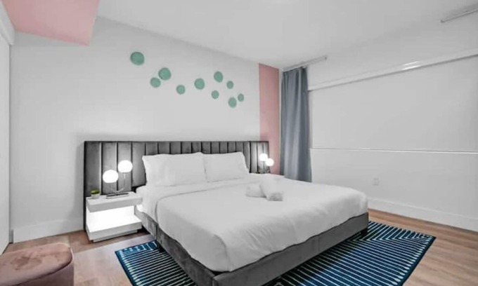 West Avenue Apartamento | Luxe Suite Resort & Parking Passes Available
