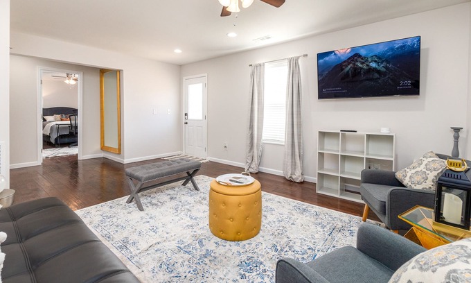 Dacula Casa | Luxe suite w/ a ★Full Kitchen★ Private Entrance ★Netflix ★W/D