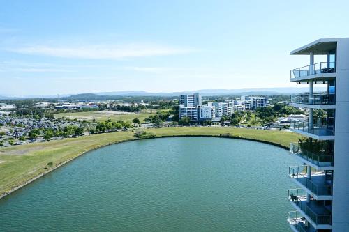 Biggera Waters Apartamento | Luxe Waterfront 3BR Retreat by Harbour Town