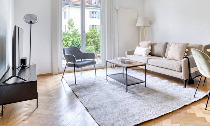 Wipkingen Apartamento | Luxe Wipkingen 3.5 Room w/ Storage & W/D, 2 mins to Market, by Blueground