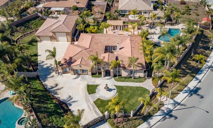 Alessandro Heights Villa | LuxHome Villa