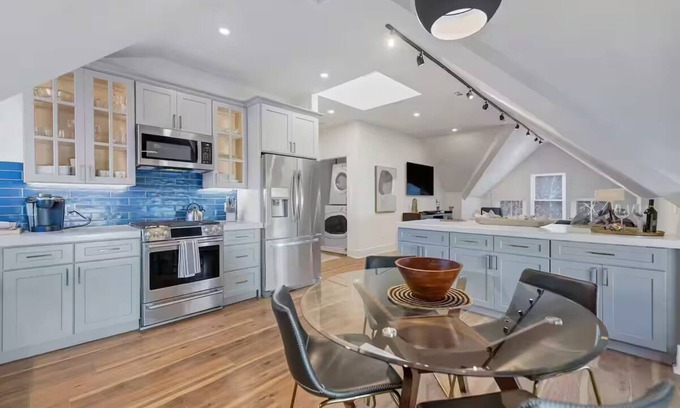 Walnut Hills Apartamento | Luxurious 2 Bdrm 2 Bath 3rd floor Walkup