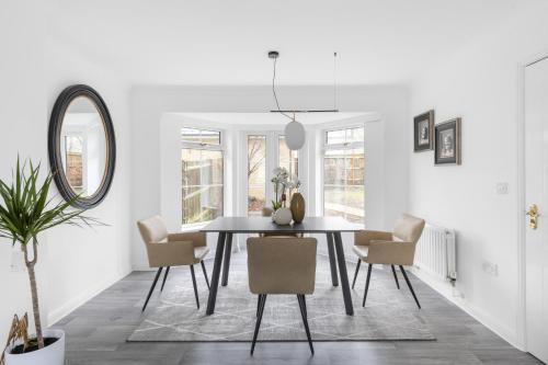 Braintree Casa | Luxurious 3 Bed House with Free Parking in Braintree, Close to the Train Station & City Centre