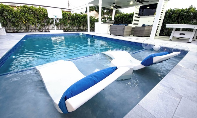 Driftwood Casa | Luxurious 4-bedroom house close to HARD ROCK CASINO