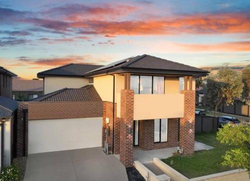 Truganina Casa | Luxurious 4 Bedroom Home in Prime Location