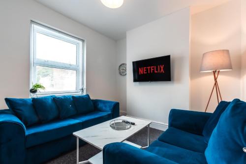Southampton Casa | Luxurious 4 Bedrooms-Sleeps 8-Long Term Disc-Driveway