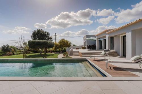 Calicas Villa | Luxurious 4Bedroom Villa Retreat by Lisbeyond