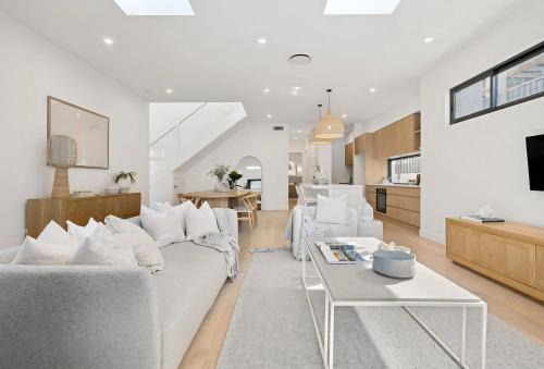 Miranda Casa | Luxurious 5 Bed Retreat with Pool near Gymea Village