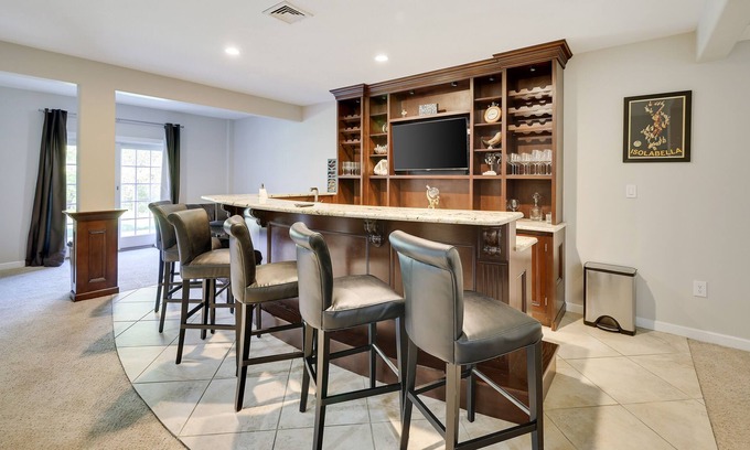 Easton Casa | Luxurious 5-BR w/bar, pool table, office, & gym