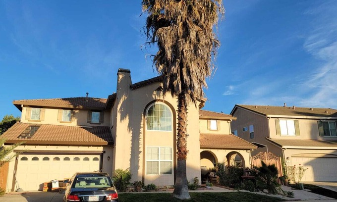 North Natomas Casa | Luxurious 6 bedroom home + whimsical garden