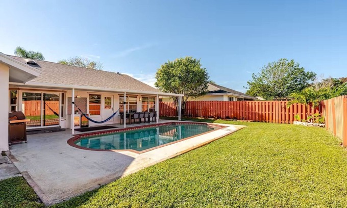 Wellington Casa | Luxurious 6-bedroom house with Heated Pool & Patio minutes from WEF.