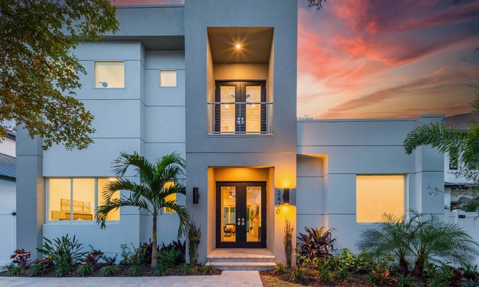 Arlington Park Casa | Luxurious 6BR Sarasota Retreat w/ Pool, Rooftop & Guest House