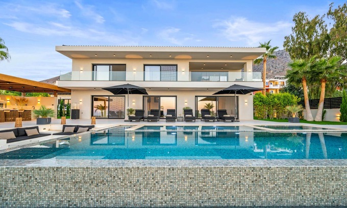 Koutouloufari Villa | Luxurious 7-Bedroom villa Belle Marianna