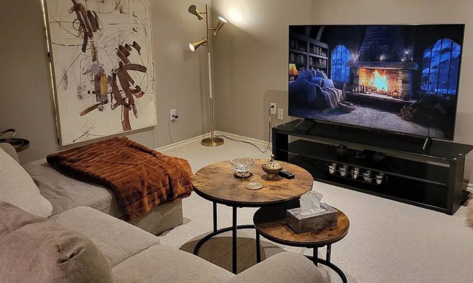 Meadowvale Village Apartamento | Luxurious Basement Apartment with Pool