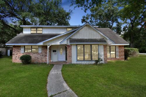 Braeburn Casa | Luxurious & Bright ~ King Beds ~ Games ~ Backyard!