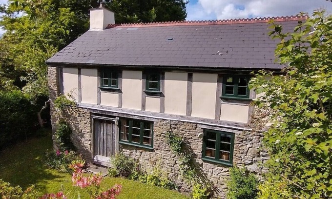 Kinnerton Cabaña | Luxurious Cottage with Lovely Views in Rural Location
