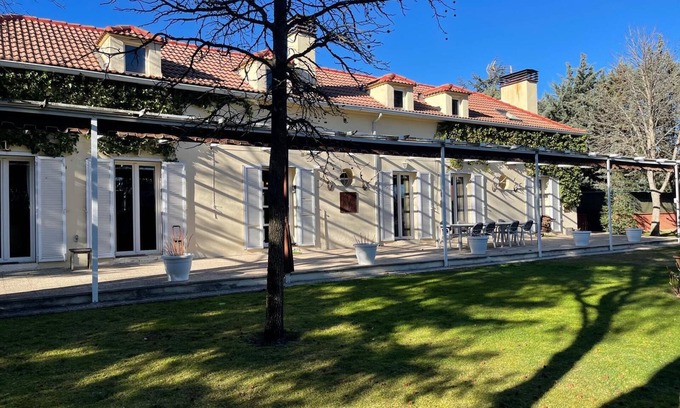 El Escorial Chalet De Esquí | Casa de campo, 2 habitaciones, jardín y piscina a 10 minutos de El Escorial