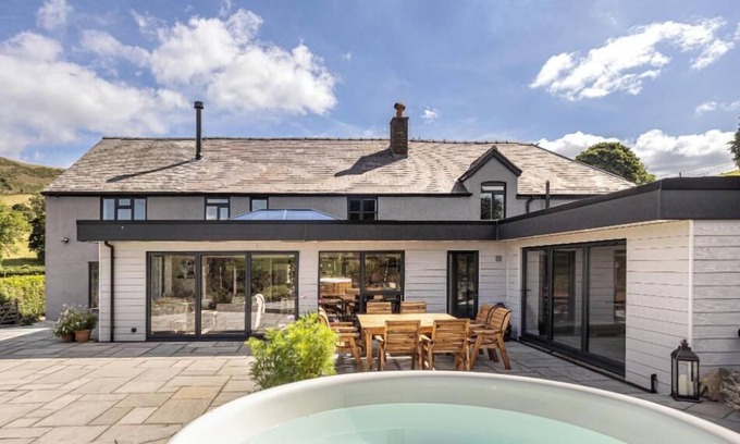 Oswestry Casa | Luxurious countryside retreat set in 9 acres of land, featuring a games room and hot tub