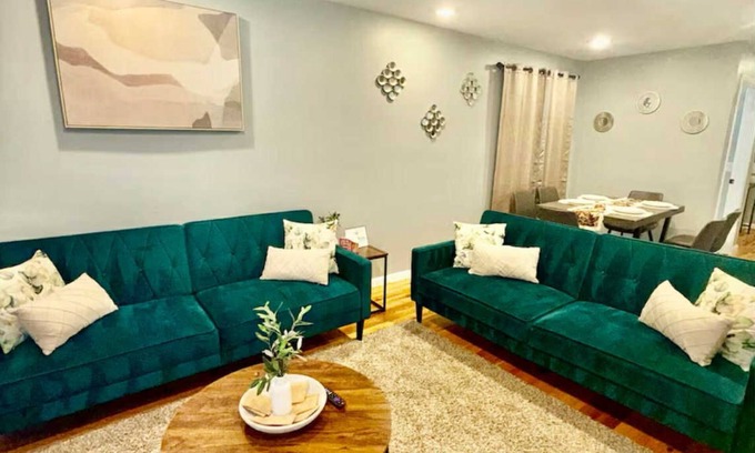 Irvington Casa | Luxurious, Cozy and Spacious 6-bedroom escape with parking sleeps up to 16.