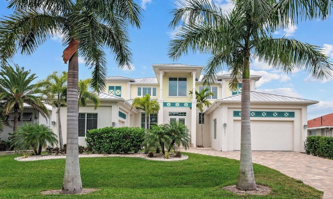 Yacht Club Villa | Nueva villa de diseño lujoso en el canal con piscina infinita y elevador de botes