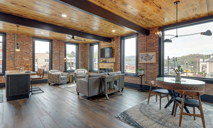 Murphy Apartamento | Luxurious Downtown Murphy Vacation Rental Loft!