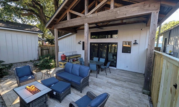 East Hill Villa | Luxurious East Hill Guest House w/ King Bed!