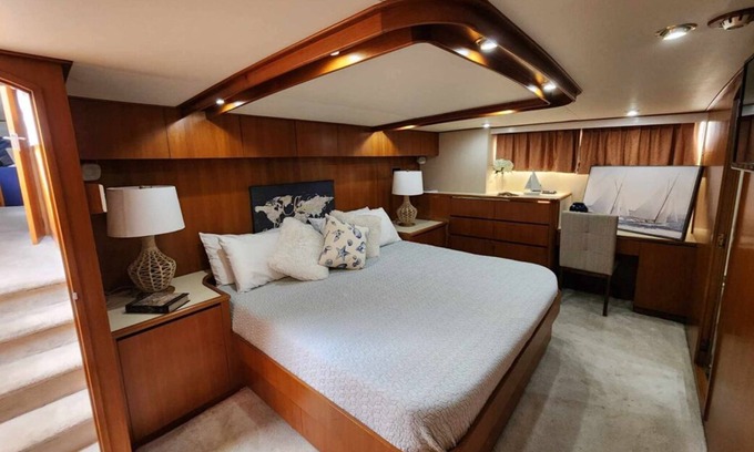 Gulfport Alquiler De Eote | Luxurious Gulfport Yacht Stay – 6 Bedroom Yacht, Sleeps 13!