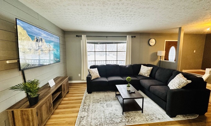 Willobee On The Lake Casa | Luxurious Home w/ King bed nr Lake Erie/Parks