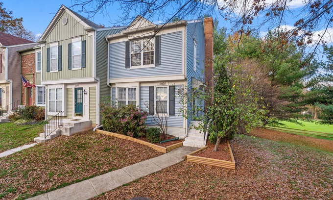 Vienna Casa | Luxurious home with golf course view, deck, grill, Peloton! King size bed.