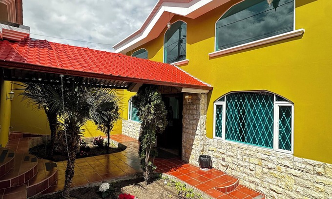 Tumbaco Casa | Lujosa casa cerca del aeropuerto - Tumbaco center