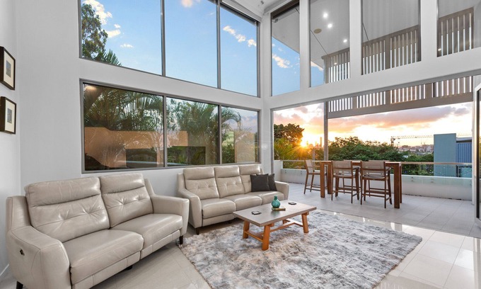 Bulimba Casa | Luxurious Living! 3Bed/3Bath/1Car/Pool ~ Balmoral