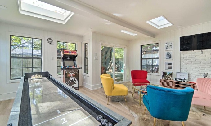 Lubbock Casa | Luxurious Lubbock Home Fire Pit, Outdoor TV!
