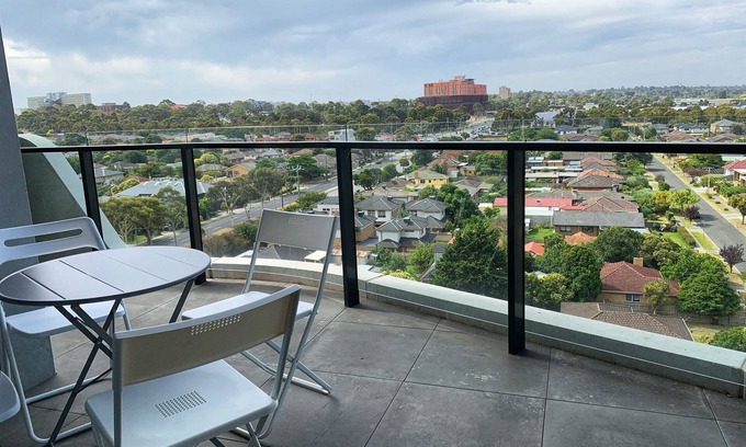 Clayton Apartamento | Luxurious M-City Retreat 2 Queen Beds, Mountain Views, Pool,BBQ,Tennis, &Parking