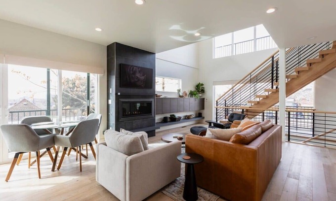 East Central Casa | Luxurious Mountain-View Townhouse