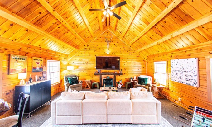 Maplecrest Apartamento | Luxurious Mt Retreat Sauna Hot Tub Fire Pit & Park