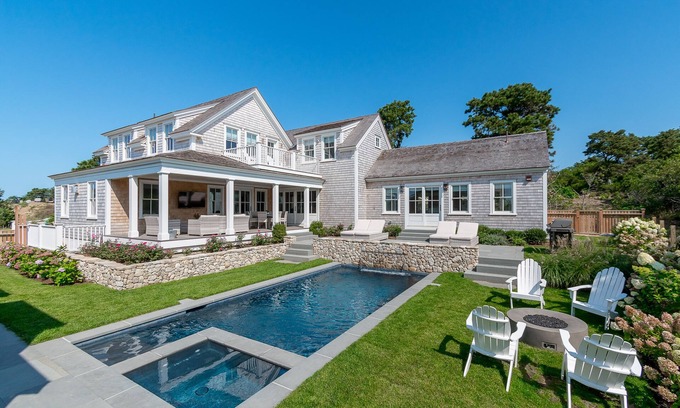 Nantucket Town Casa | NUEVO y LUJOSO compuesto de vacaciones Nantucket: 8 habitaciones BR, piscina, spa, teatro.