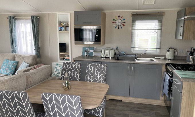 Helston Casa | Luxurious new 8 berth caravan, Ruan Minor Cornwall -Beach 10 min. 2 decked areas