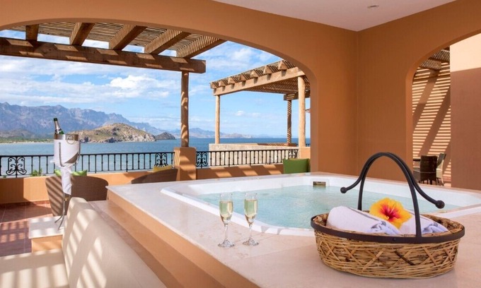 Loreto Complejo | Luxurious ocean front 2 bedroom suite in Loreto