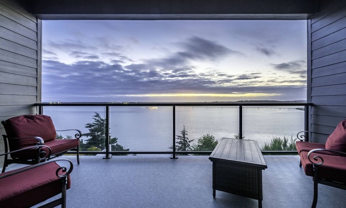 Coos Bay Casa | Luxurious Oregon Coast Townhouse with Mesmerizing Views!