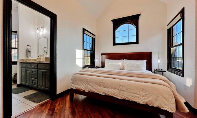 Rogers Casa | Luxurious Remodeled 2BR/3BED Bentonville NWA / Walmart HO Area