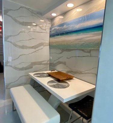 North Bay Village Apartamento | Luxurious remodeled direct Waterfront apartment with Miami skyline view- Free parking- 5min drive to Miami Beach