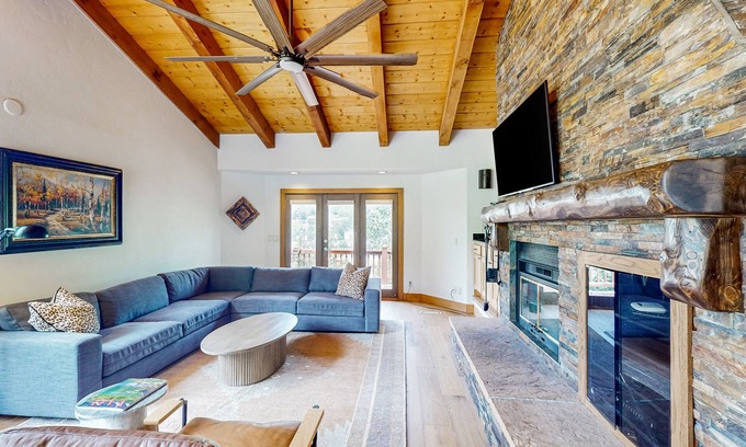 Highland Meadows Casa | Luxurious Retreat w/ Mountain-View Double Deck, Central AC & Two-Sided Fireplace