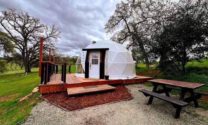Wheatland Casa | Luxurious Rustic Dome with Private Deck and Picnic Table in California